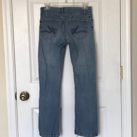 Daisy Fuentes boot cut naturally distressed clean worn jeans - Picture 3 of 9